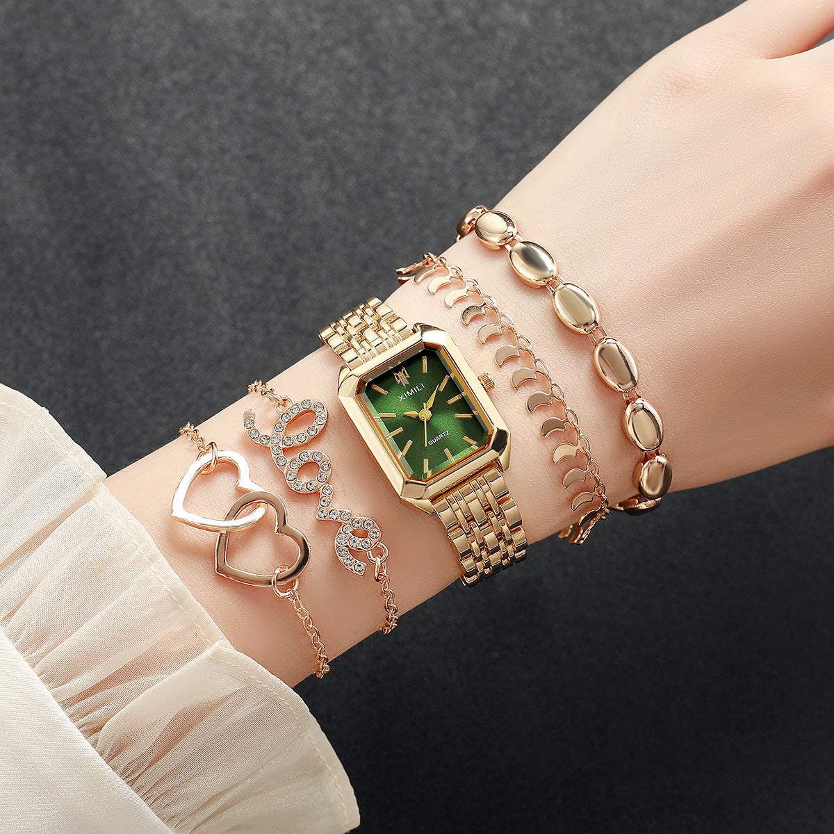 Sleek, Versatile Square Womens Watch Heart-shaped Bracelet