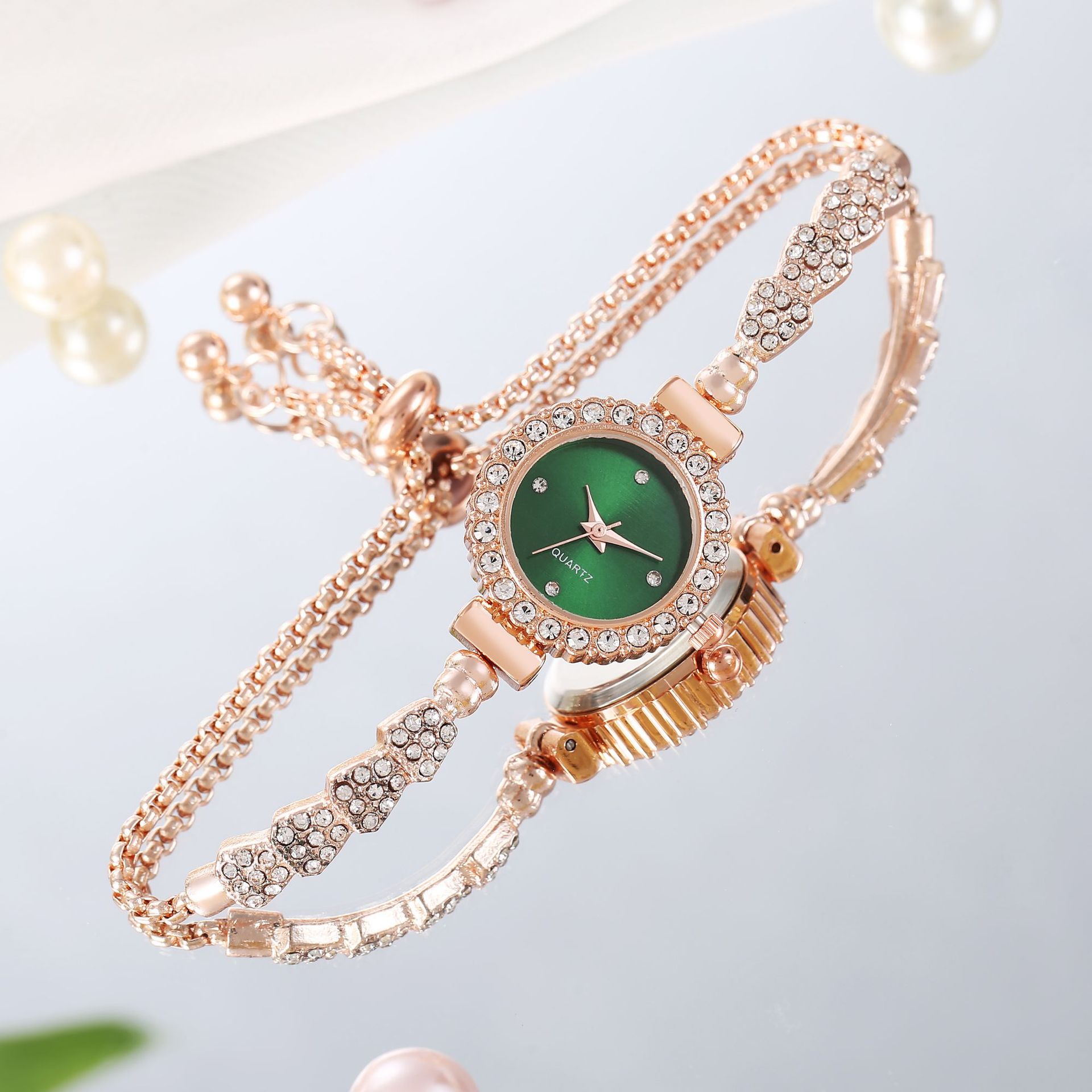 Luxury Gold Women’s Watch with Elegant Fine Strap Fashion Bracelet Design