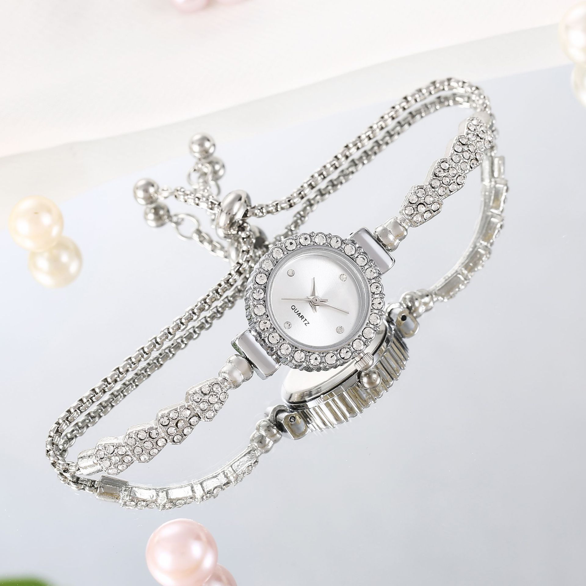Luxury Gold Women’s Watch with Elegant Fine Strap Fashion Bracelet Design